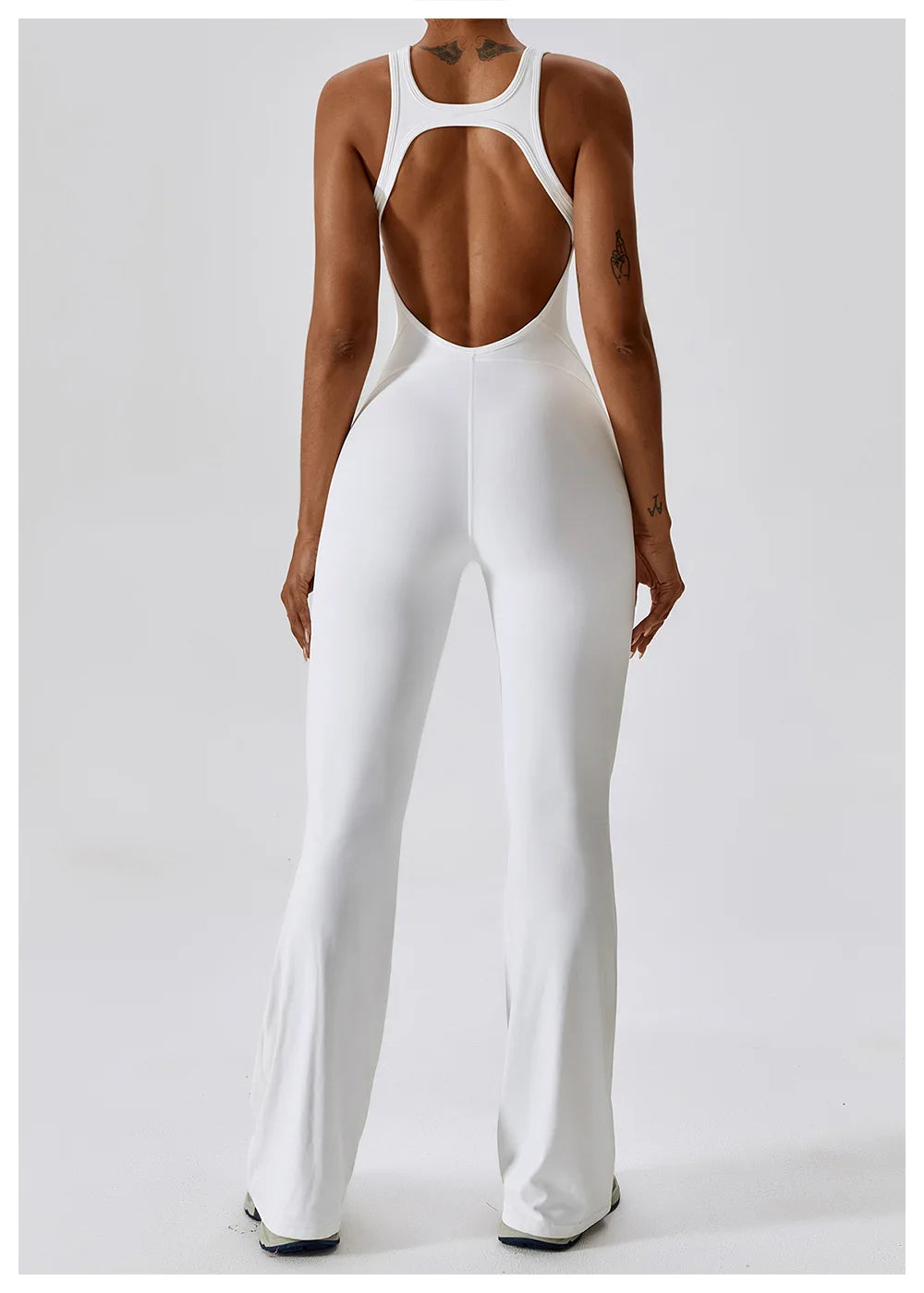Women’s ALMASTRONG sports jumpsuit featuring a stretch gym set, ideal for yoga, training, and fitness workouts.