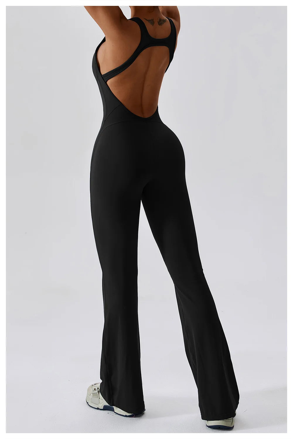 Women’s ALMASTRONG sports jumpsuit with stretch fabric, suitable for gym, yoga, and fitness training, in a sleek, fitted design.